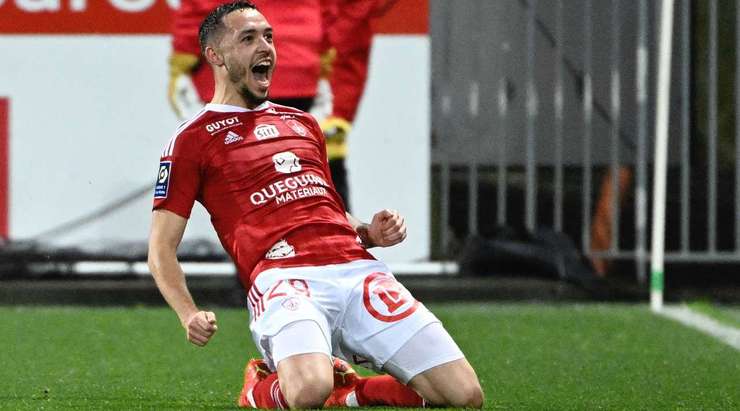 Vào! Mathias Pereira Lage (Brest) đứng trước quả đá phạt quyết định dứt điểm thẳng về phía khung thành. Cú sút của anh đi trúng một cầu thủ khác và đổi hướng, khiến thủ môn phải đứng như trời trồng nhìn bóng vào lưới. Tỉ số bây giờ là: 1:1.
