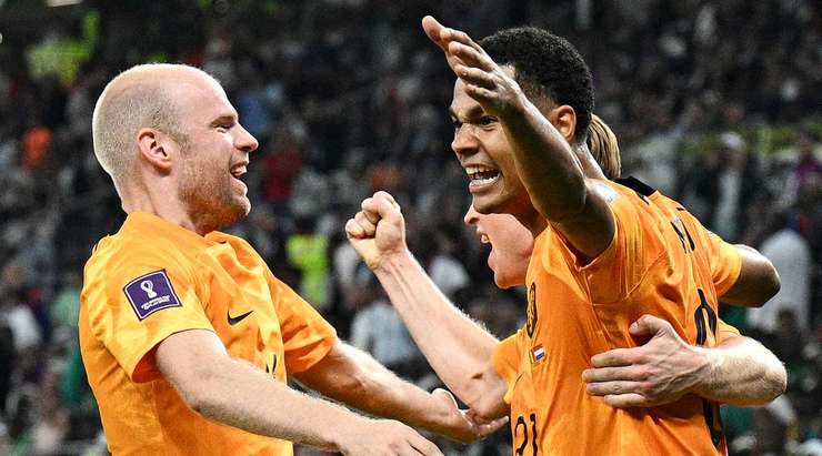 Frenkie de Jong thực hiện một quả tạt bổng đẹp mắt vào vòng cấm, nơi Cody Gakpo (Hà Lan) bật cao đánh đầu vào góc trái khung thành, đánh bại thủ môn. Tỉ số được nâng lên 0:1.