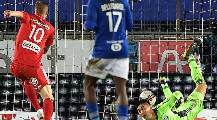 Vào! Gaetan Charbonnier (Brest) cướp được bóng sau sai lầm tồi tệ của thủ môn Eiji Kawashima và bàn thắng đã được ghi. Tỉ số là 2:1.