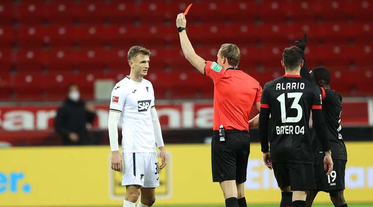 Truất quyền thi đấu! Stefan Posch (Hoffenheim) bị phạt thẻ đỏ do đã nhận đủ hai thẻ vàng, và phải rời sân.