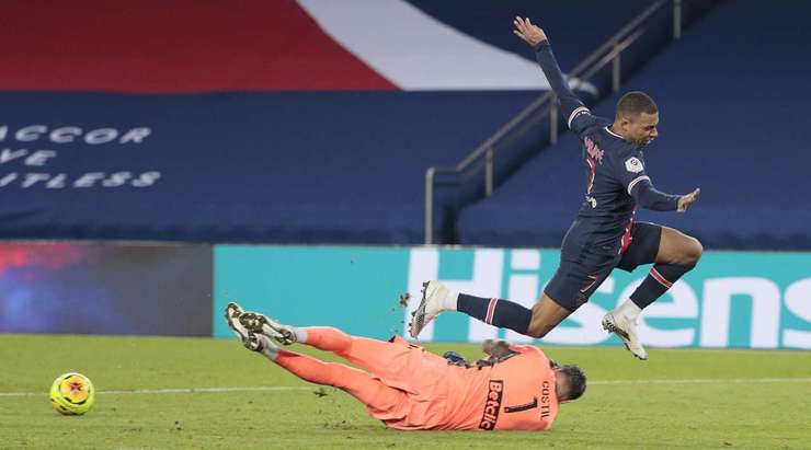 Kylian Mbappe (Paris SG) len lỏi qua hàng phòng ngự và đối mặt với thủ môn đối phương nhưng không thể ghi bàn. Cú sút của anh ấy đã bị chặn lại.