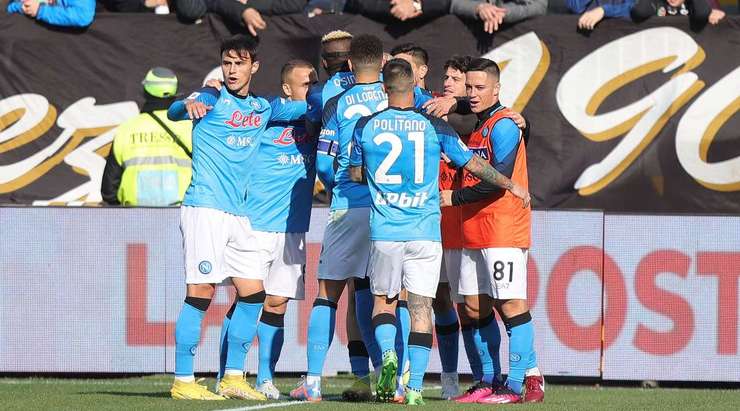 Vào! Một sai lầm từ hàng phòng ngự đã biếu không một cơ hội cho Victor Osimhen (Napoli). Cầu thủ này đã rất bình tĩnh và dễ dàng đệm bóng vào lưới từ cự li gần. 0:3.