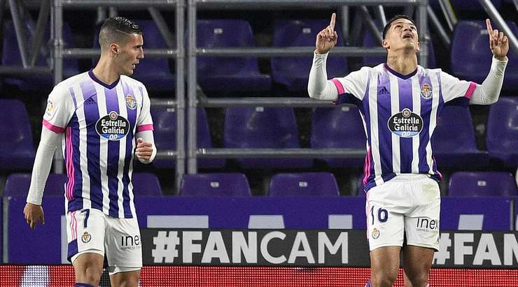 Marcos Andre (Valladolid) nhận một đường tạt bóng và ghi bàn bằng một cú đánh đầu chuẩn xác vào phía trong cột dọc bên phải!