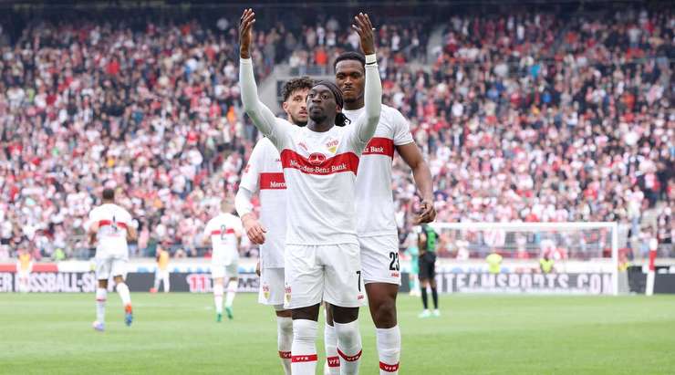 Vào! Tanguy Coulibaly (VfB Stuttgart) tinh quái dừng lại một nhịp trước khi sút, chờ cho thủ môn Jonas Omlin đổ người trước khi bình tĩnh đưa bóng vào góc thấp bên trái.