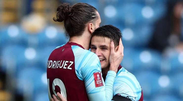Ashley Westwood thực hiện một quả tạt rất tốt cho Jay Rodriguez (Burnley), người đã tìm thấy khoảng trống trong vòng cấm để đưa bóng vào lưới.