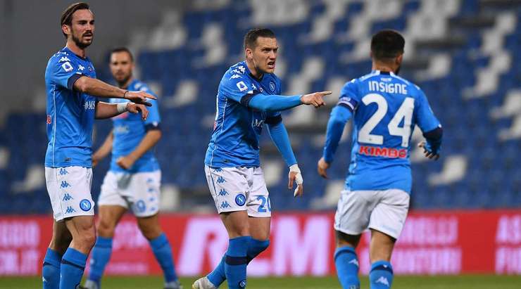 Piotr Zielinski (Napoli) tung một cú sút từ cự ly tầm trung. Đó là một cú sút cực mạnh vào mép trong cột dọc bên trái. Một cú sút tuyệt vời!