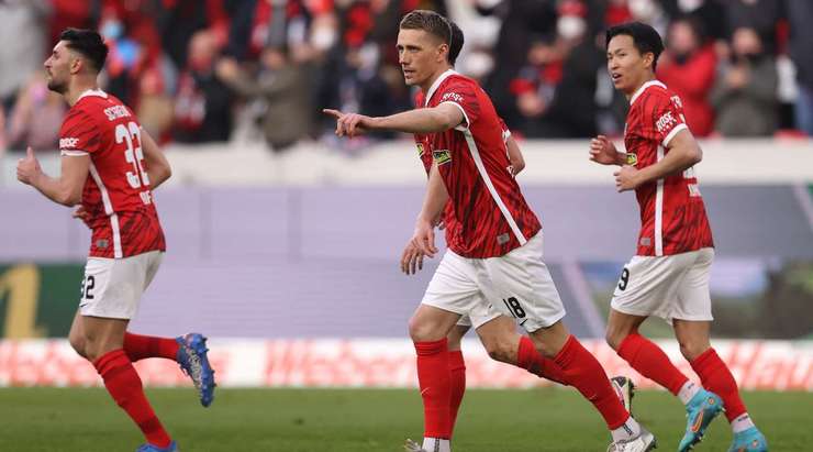 Nils Petersen (Freiburg) tìm thấy khoảng trống bên trong vòng cấm để đón một quả tạt đẹp mắt và tung cú sút đưa bóng vào lưới.