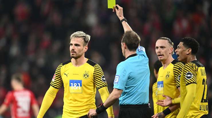 Một chiếc thẻ vàng xứng đáng. Cú tắc bóng của Marin Pongracic (Dortmund) là khá thô bạo và trọng tài Sascha Stegemann đã không do dự rút ra một chiếc thẻ vàng cho anh ấy.