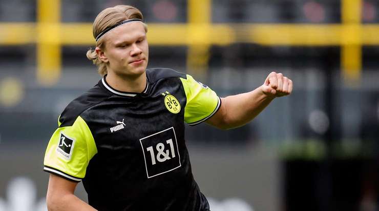 Vào! Erling Haaland (Dortmund) sút bóng vào góc trái khung thành, vượt qua tầm với của Jiri Pavlenka dù thủ môn đã đổ người hết cỡ.