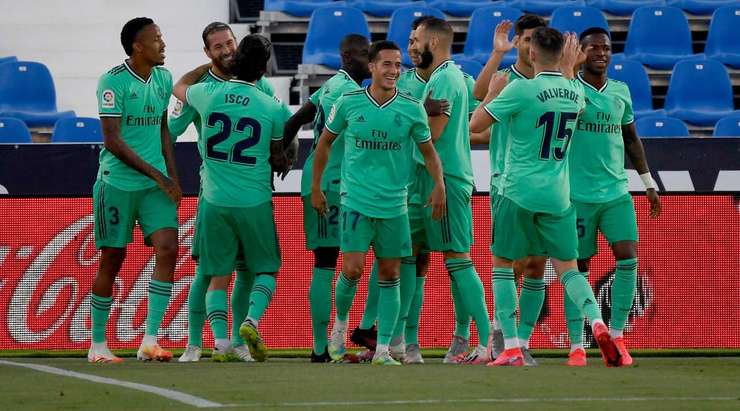 Bóng đã nằm trong lưới! Isco thực hiện một đường căng ngang từ quả đá phạt và Sergio Ramos (Real Madrid) bật cao đón bóng tại rìa vòng 5m50. Cú đánh đầu cận thành của cầu thủ này đi vào phía trong cột dọc bên trái và tỉ số đã thay đổi – 0:1.