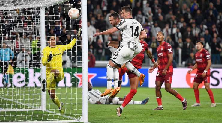 Vào! Quả phạt góc được thực hiện và Paul Pogba bật lên rất tốt, chuyền bóng bằng đầu vào vòng cấm và Federico Gatti (Juventus) đánh đầu sượt vào lưới. 1:1.