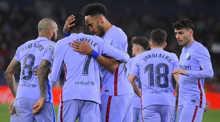 Ousmane Dembele trình diễn kĩ thuật xuất sắc của mình và tạt bóng đẹp mắt vào vòng cấm , nơi Pierre-Emerick Aubameyang (Barcelona) chuyển hóa nó thành một bàn thắng. Anh ấy đánh đầu chính xác vào phía trong cột dọc bên phải và ghi tên mình lên bảng tỉ số. 1:1.