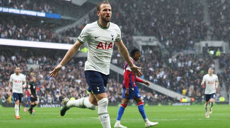 Một đường chuyền bổng hoàn hảo từ Pedro Porro tìm đến Harry Kane (Tottenham), người đã nhảy cao nhất và đánh đầu từ cự li gần vào góc thấp bên trái khung thành. Pha dứt điểm có lực và đủ chính xác để hoàn toàn loại bỏ thủ môn Sam Johnstone. Tỉ số bây giờ là: 1:0.