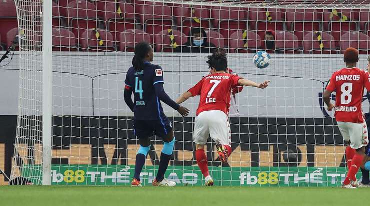 VÀO! Jae-Sung Lee (Mainz) ghi bàn với một cú đánh đầu từ cự li gần sau khi Silvan Widmer đánh đầu một quả tạt bổng rất chính xác vào đúng hướng di chuyển của anh. Tỉ số là 1:0.