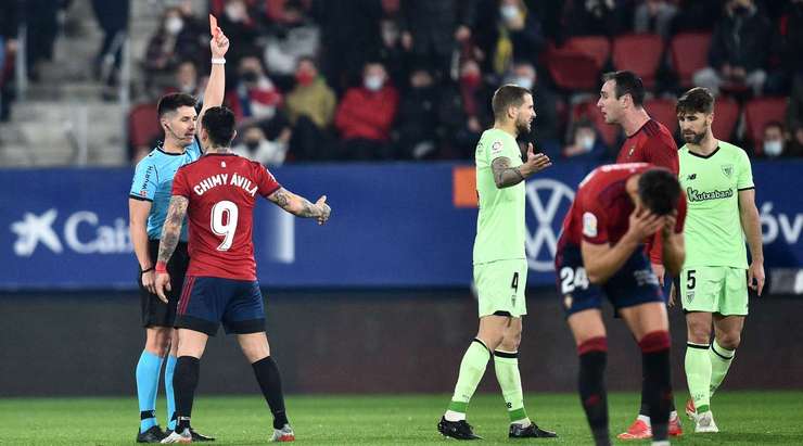 Chimy Avila (Osasuna) bị phạt thẻ vàng và bị trọng tài Miguel Angel Ortiz Arias đuổi khỏi sân, vì đó đã là thẻ vàng thứ hai.