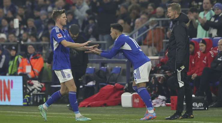 Trọng tài ra hiệu cho một sự thay đổi người. Rodrigo Zalazar Martinez (Schalke) được tung vào sân thay cho Marius Bulter.