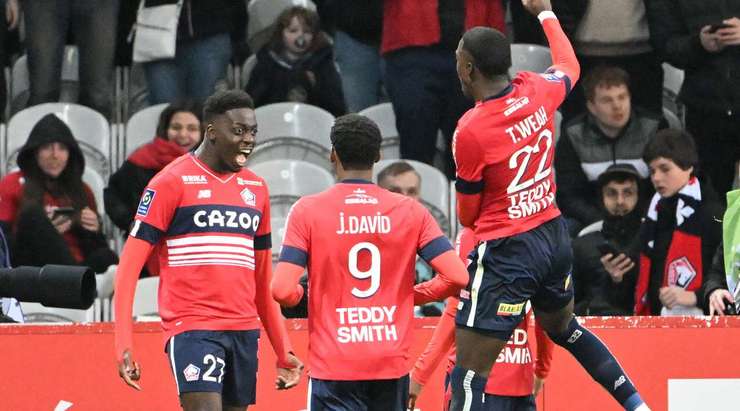 Vào! Mohamed Bayo (Lille) đã có mặt đúng lúc đúng chỗ để chộp lấy bóng bật ra trong vòng cấm, và anh ấy sút bóng thành bàn. Tỉ số là 3:0.