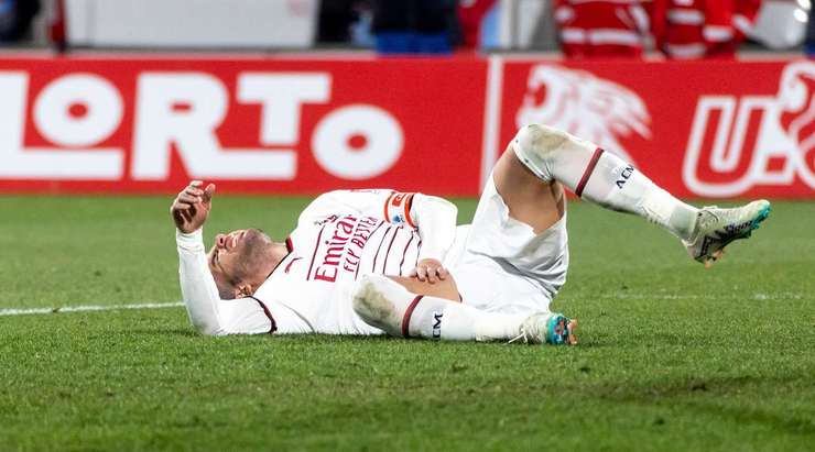 Trận đấu đang bị gián đoạn, Theo Hernandez (AC Milan) bị choáng sau cú va chạm và các nhân viên y tế phải vào sân.