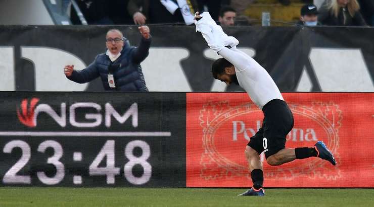 Vào! Daniele Verde (Spezia) tung một cú sút một chạm trong vòng cấm và đánh bại thủ môn đối phương. Bóng đi chìm vào ngay giữa khung thành. 1:0.