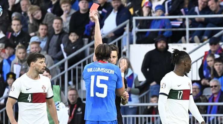 Willum Thor Willumsson (Iceland) có một pha phạm lỗi tồi và nhận chiếc thẻ vàng thứ hai và điều đó có nghĩa là anh ấy bị đuổi.