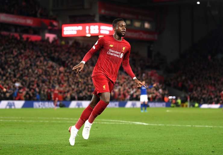 Divock Origi (Liverpool) chuyển hóa quả tạt sắc bén của đồng đội bằng một cú sút xoáy vào phía trong cột dọc bên phải! Một pha dứt điểm hoàn hảo!