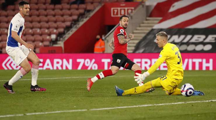Vào! Che Adams thực hiện một đường chuyền đến chân Danny Ings (Southampton) và cầu thủ này tung một cú sút từ trong vòng cấm, đưa bóng vào góc thấp bên phải mành lưới. Tỉ số là 3:1.