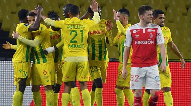 VÀO! Moses Simon (Nantes) nhận một đường căng ngang của đồng đội và anh đánh đầu rất mạnh, đưa bóng cắm thẳng vào góc cao bên trái!
