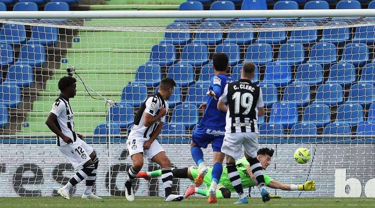1:0. Carles Alena (Getafe) đón một đường chuyền tại rìa khu cấm địa và ngay lập tức tung cú sút một chạm tuyệt vời bay vào góc phải phía dưới mành lưới. Một pha dứt điểm xuất sắc! Dani Cardenas cố gắng ngăn chặn nó, nhưng không có cơ hội cho anh ấy. Kiến tạo bởi Marc Cucurella.