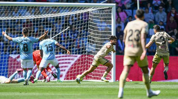 Một cú sút tuyệt đẹp! Arnau Puigmal (Almeria) đón đường chọc khe chuẩn xác của Luis Suarez và làm tung lưới khung thành đối phương với một cú sút không thể cản phá từ rìa vòng cấm. Một bàn thắng tuyệt vời. Tỉ số bây giờ là 1:2.