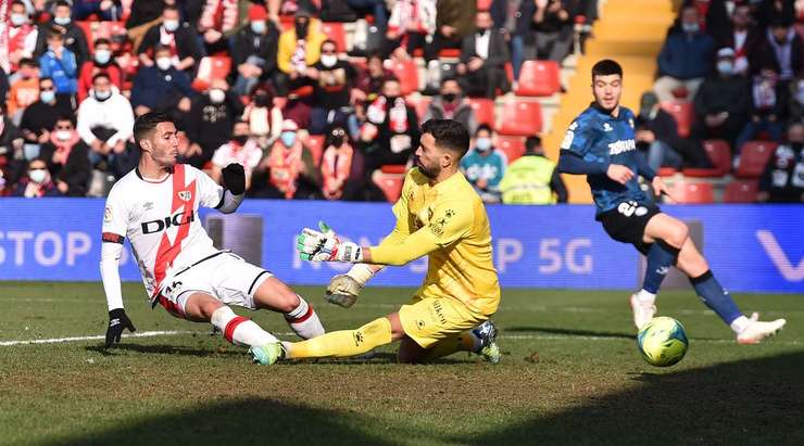 Một pha dứt điểm xuất sắc! Sergio Guardiola (Rayo Vallecano) đón một quả tạt hoàn hảo tới từng centimét trong vòng cấm và tung một cú sút rất mạnh vào phía trong cột dọc bên trái. Chúng tôi thật sự không biết dùng ca từ nào để tôn vinh bàn thắng vừa rồi!