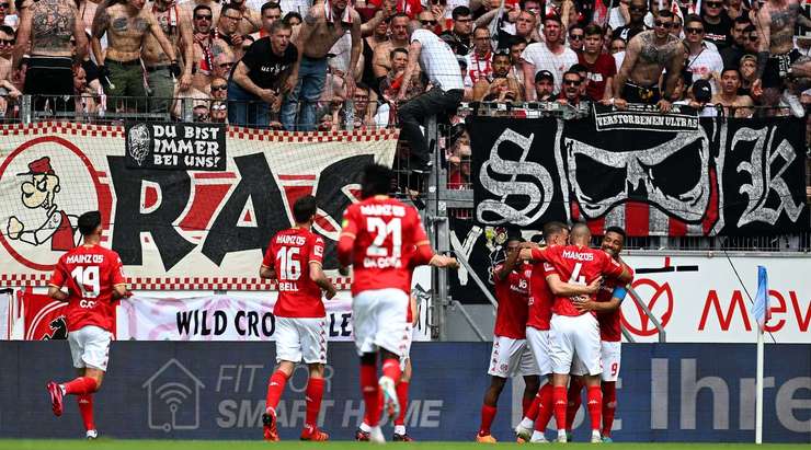 Vàoo! Marcus Ingvartsen (Mainz) ghi bàn với một cú sút trong vòng cấm sau khi đón một đường chuyền bằng đầu từ Karim Onisiwo. Anh ấy thay đổi tỉ số thành 1:0.