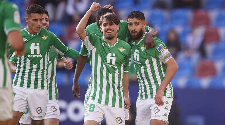 Nabil Fekir (Betis) đón bóng trống trải và từ rìa vòng cấm tung một cú sút bị làm chệch hướng và vượt qua Dani Cardenas không thể làm gì được. 0:1.
