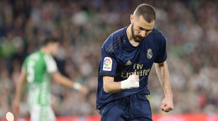 Vào! Karim Benzema (Real Madrid) giành chiến thắng trên chấm phạt đền bằng một cú sút không thể cản phá, vượt qua tầm với của thủ môn Joel Robles vào góc thấp bên trái.