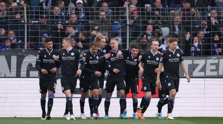 VÀO! Janni Serra đón quả tạt trong vòng cấm và đánh đầu về phía bên kia khung thành, nơi Florian Kruger (Arminia Bielefeld) đang ẩn nấp và cầu thủ này dễ dàng chích bóng vào lưới. 1:1.