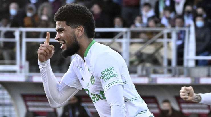 Vào! Sau khi nhận một đường chuyền tốt, Mahdi Camara (St Etienne) tung một cú sút đi thẳng vào góc thấp bên phải khung thành. Một tình huống phối hợp đồng đội tuyệt vời!