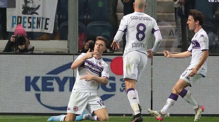 Vào! Krzysztof Piatek (Fiorentina) đã có mặt đúng lúc đúng chỗ để lấy bóng bật ra trong vòng cấm, và anh ấy sút bóng vào bên trái khung thành. Tỉ số là 2:2.