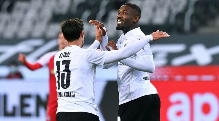 Vào! Marcus Thuram (B. Monchengladbach) tung một cú sút trong vòng cấm và pha dứt điểm bị chệch hướng và đi qua thủ môn. 1:1.