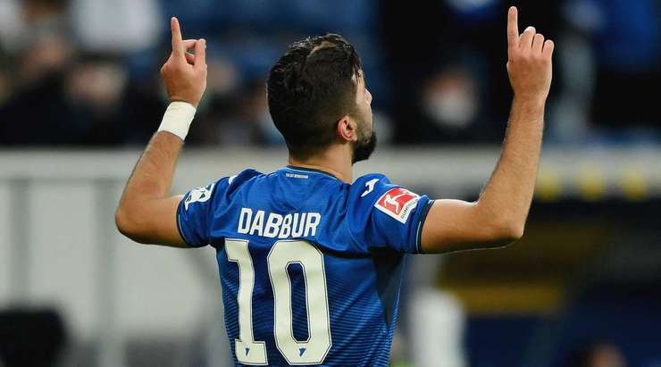 VÀO! Munas Dabbur (Hoffenheim) cướp lấy quả bóng tại rìa vòng cấm sau một sai lầm tai hại của hàng thủ đối phương tung cú sút mạnh vào lưới. Tỉ số lúc này là 2:0.
