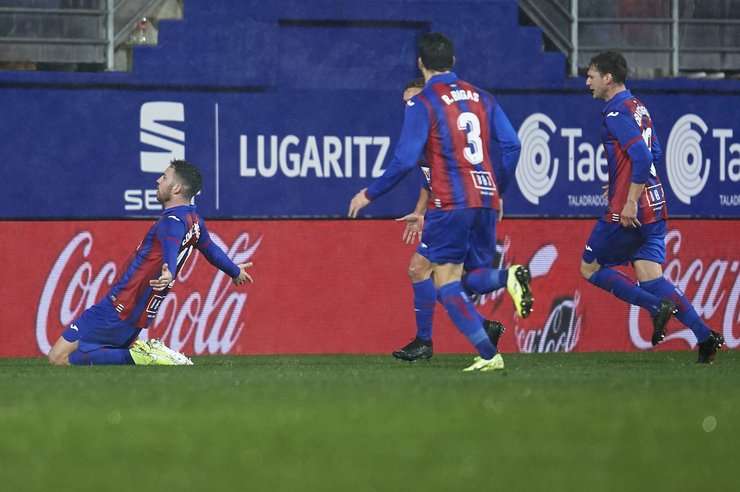 Vào! E. Exposito (Eibar) đón bóng bật ra và từ rìa vòng cấm, anh ấy tung một cú sút chìm đi vào góc trái phía dưới. Jan Oblak không thể ngăn bóng vào lưới. Tỉ số là 2:0.