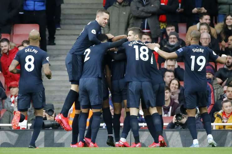 VÀO! Dominic Calvert-Lewin (Everton) đón bóng bật ra trong vòng cấm và tung một cú đá móc tuyệt diệu. Một pha dứt điểm phi thường! 0:1.