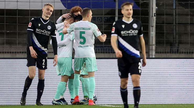 Vào! Một đường bóng bật ra đã sửa lưng tất cả mọi người, ngoại trừ Joshua Sargent (Werder Bremen), anh chớp lấy thời cơ và sút bóng tung lưới khung thành bỏ trống. 0:1.