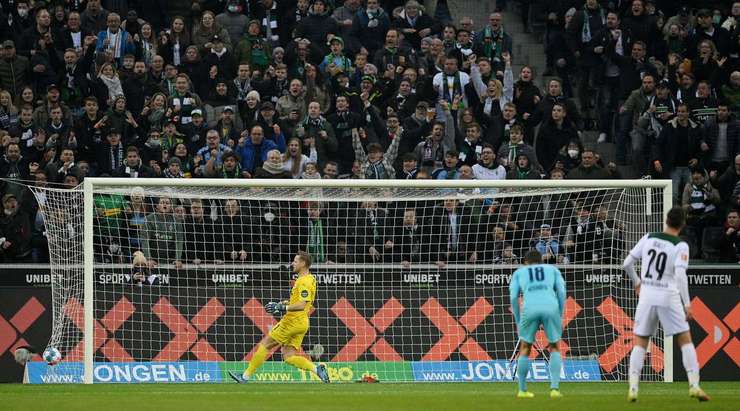 VÀO! Cú phá bóng của thủ môn Marius Funk đi thẳng đến vị trí của Florian Neuhaus (B. Monchengladbach) và cầu thủ này dễ dàng sút tung lưới từ một cự ly khá xa. Tỉ số hiện là 2:0.