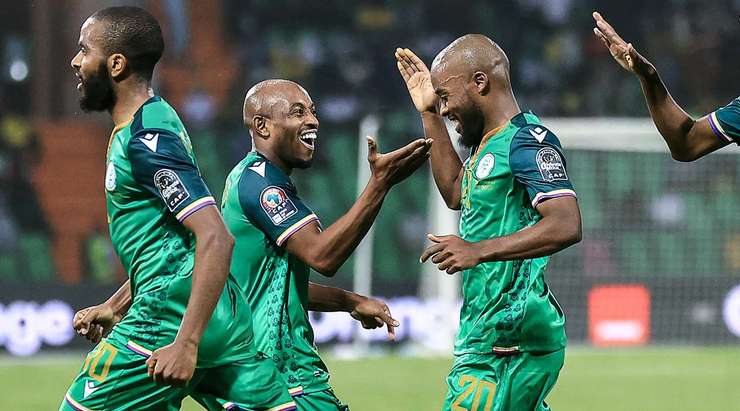 Vào! Benjaloud Youssouf dọn cỗ cho Ahmed Mogni (Comoros), người ghi bàn với một pha dứt điểm cự li gần đơn giản. Tỉ số là 2:3.
