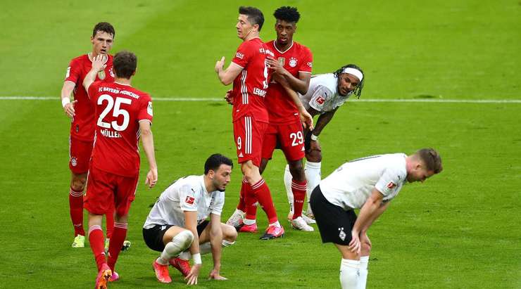 Kingsley Coman (Bayern Munich) nhận một đường chuyền của đồng đội vào trong vòng cấm và ghi bàn bằng một cú sút chìm hoàn hảo vào mép trong cột dọc bên trái.