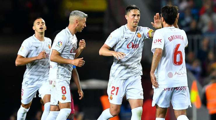 Antonio Raillo (Mallorca) giành được bóng trong vòng cấm sau quả đá phạt và ghi bàn với một cú sút chính xác vào góc trái phía dưới!