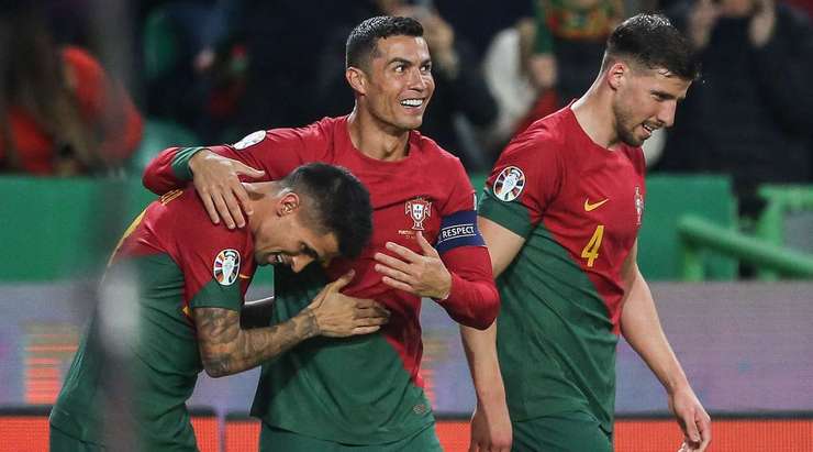Bóng bật ra và đến chân của Joao Cancelo (Bồ Đào Nha) ở ngay bên ngoài vòng cấm. Anh không hề do dự và tung một cú sút chìm rất căng vào ngay giữa khung thành. Pha dứt điểm không thực sự hiểm hóc, nhưng đủ để đánh bại thủ môn Benjamin Buchel và tỉ số đã được nâng lên 1:0.