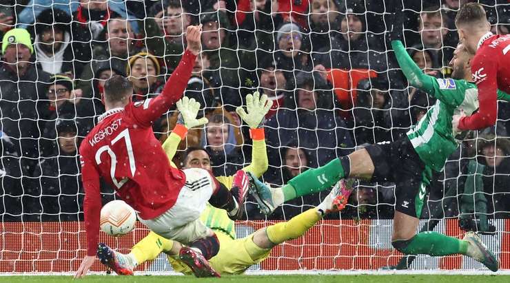 Scott McTominay tung một cú sút nguy hiểm và bóng đi trúng người thủ môn bật ra. Wout Weghorst (Manchester United) đang đứng ở bên trong vòng cấm liền có mặt kịp thời và dứt điểm nhanh, đưa bóng vào góc trái khung thành. Tỉ số bây giờ là 4:1.
