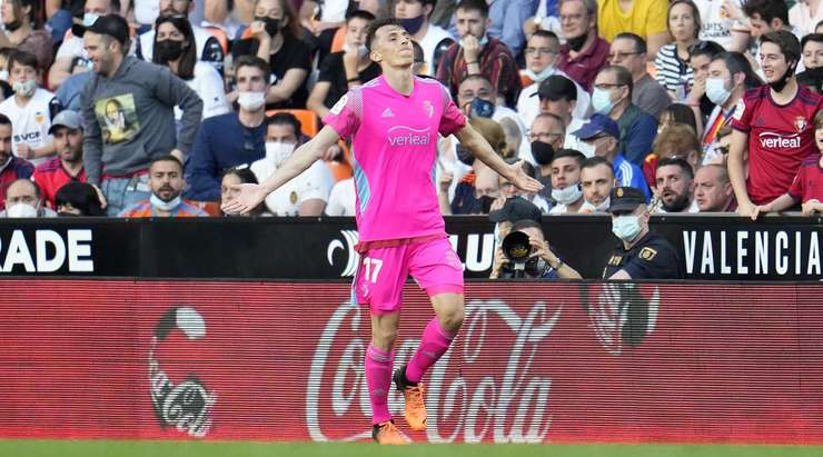 Vào rồi! Ante Budimir (Osasuna) tìm được một khoảng trống bên trong vòng cấm và trình diễn một cú đánh đầu cận thành không thể cản phá vào góc trái khung thành sau đường lob bóng tinh quái của Ruben Garcia. Tỉ số là 0:2.