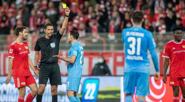Nicolas Hofler (Freiburg) ghi tên mình vào sổ đen của trọng tài với một pha chuồi bóng chẳng khác gì máy chém. Chiếc thẻ vàng là chính xác trong trường hợp này.