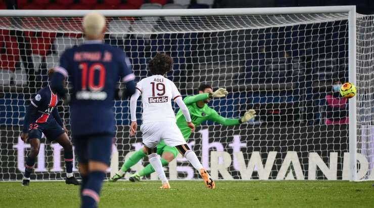 Yacine Adli (Bordeaux) tung một cú sút từ cự ly tầm trung. Đó là một cú sút cực mạnh vào mép trong cột dọc bên phải. Một cú sút tuyệt vời!